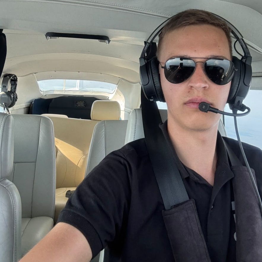 Pilot Elias im Cockpit der größeren Maschine