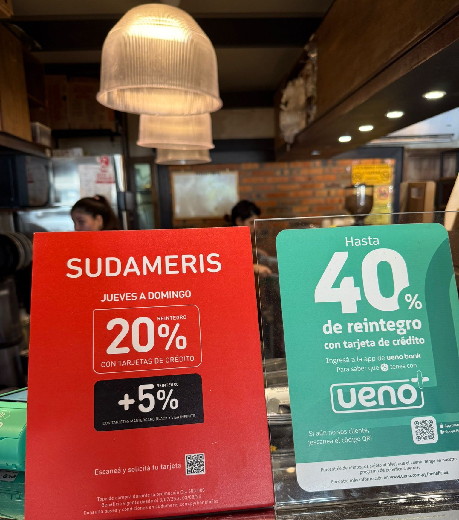 Aufsteller mit Sudameris- und ueno-Kartenprogrammen in einem Café in Asunción
