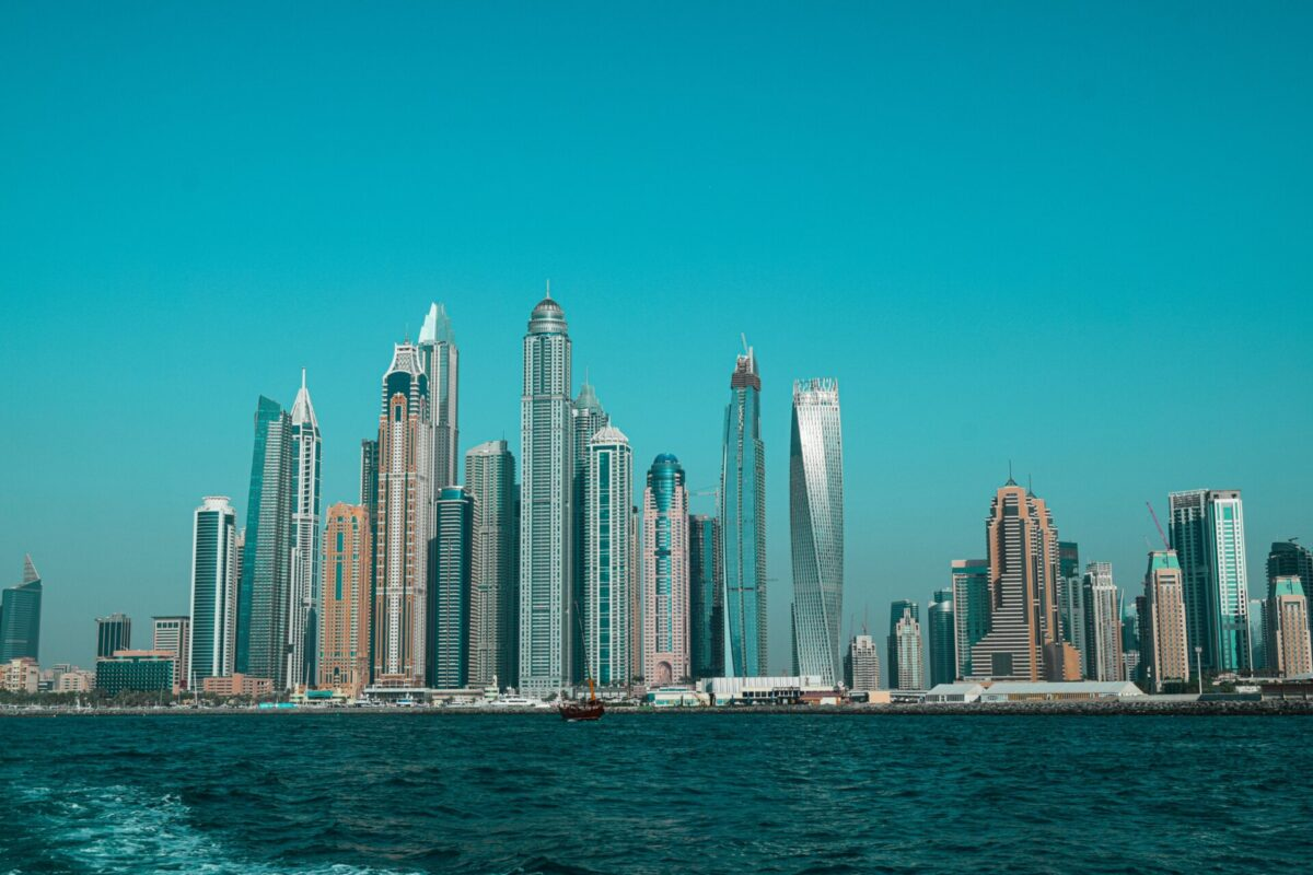 Die Skyline von Dubai Marina mit Hochhaustürmen über dem Wasser