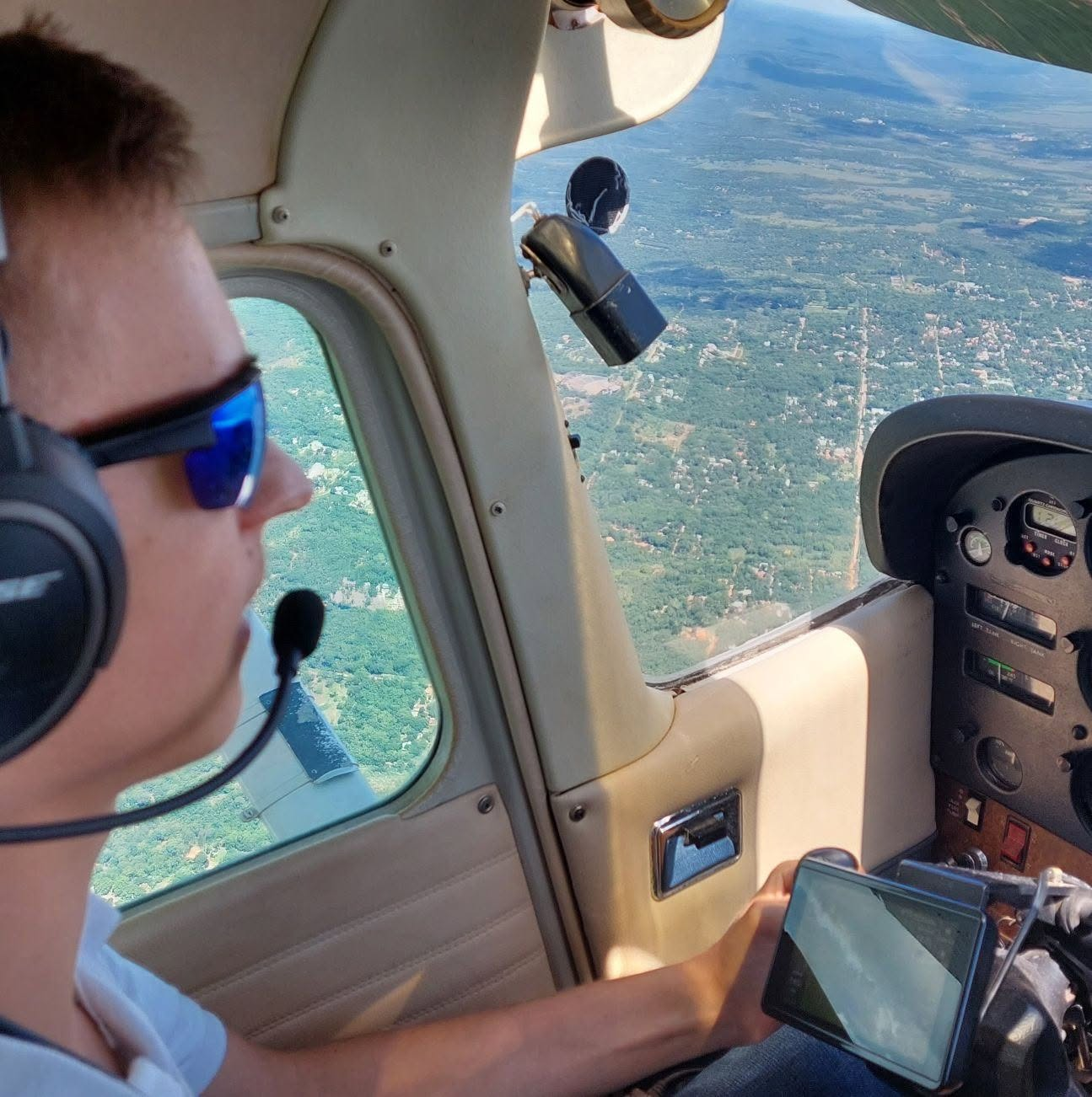 Pilot Elias am Steuer der kleineren einmotorigen Maschine