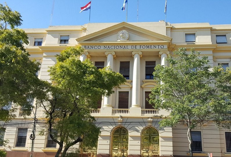 Banco Nacional de Fomento in Asunción am Tag