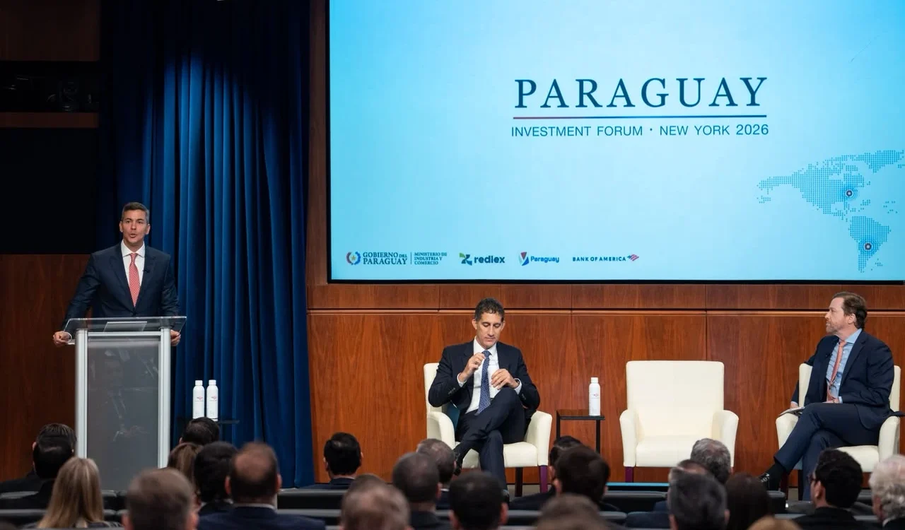 Podium und Panel beim Paraguay Investment Forum in New York 2026 vor einer Leinwand mit dem Schriftzug „Paraguay Investment Forum · New York 2026“