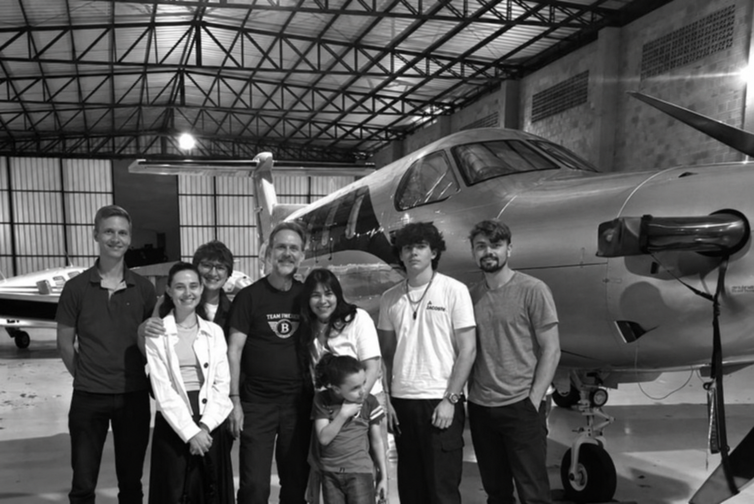 Das strategy P Team in einem Hangar vor einem Flugzeug